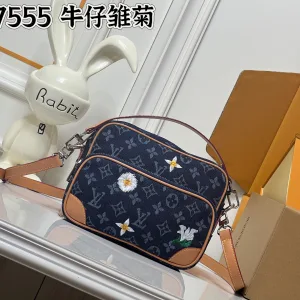 Ami Messenger Bag
